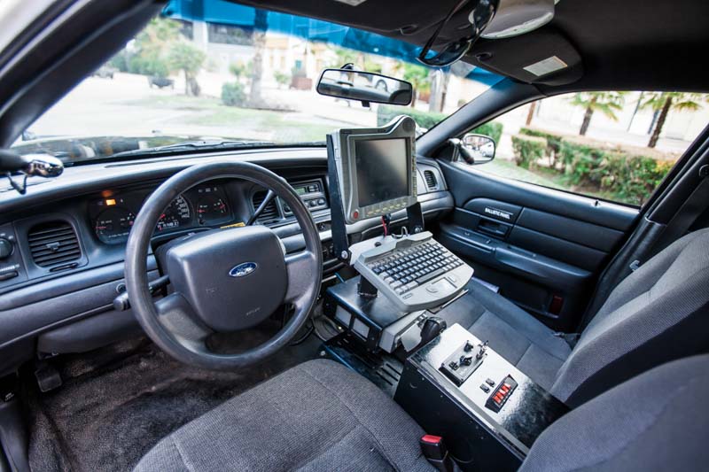 Alquiler de vehículos de Escena - interior coche policia